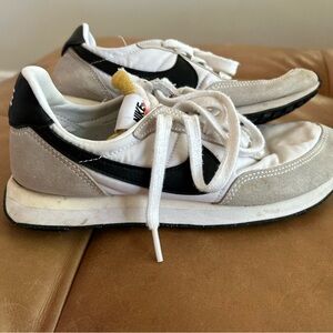 Nike Women's White and Black Athletic Shoes